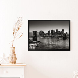 Obraz w ramie Czarno-biały widok Brooklyn Bridge i Dolnego Manhattanu zmierzchu