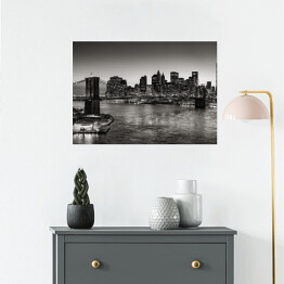 Plakat samoprzylepny Czarno-biały widok Brooklyn Bridge i Dolnego Manhattanu zmierzchu