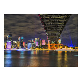Plakat samoprzylepny Widok na miasto nocą spod mostu