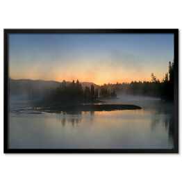 Plakat w ramie Kolorowe niebo nad lasem koło jeziora, Yellowstone