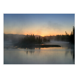 Plakat samoprzylepny Kolorowe niebo nad lasem koło jeziora, Yellowstone