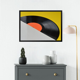 Obraz w ramie Winylowa płyta z pustą pomarańczową etykietą na żółtym tle