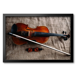 Obraz w ramie Zabytkowe skrzypce na pomarszczonym tle