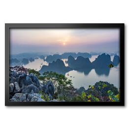 Obraz w ramie Góry Bai Tho w zatoce Halong, Wietnam