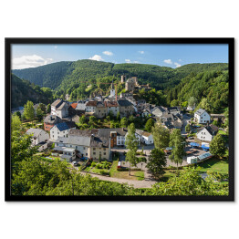 Plakat w ramie Widok z lotu ptaka na urokliwe miasteczko Esch-Sur-Sure w Luksemburgu
