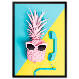 Plakat w ramie Różowy ananas z okularami przeciwsłonecznymi i niebieskim telefonem
