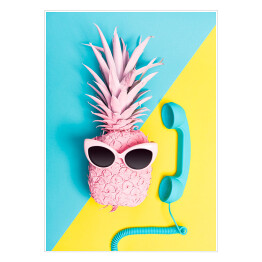 Plakat samoprzylepny Różowy ananas z okularami przeciwsłonecznymi i niebieskim telefonem