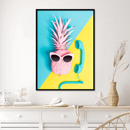Plakat w ramie Różowy ananas z okularami przeciwsłonecznymi i niebieskim telefonem