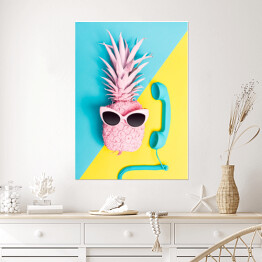 Plakat samoprzylepny Różowy ananas z okularami przeciwsłonecznymi i niebieskim telefonem