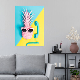 Plakat Różowy ananas z okularami przeciwsłonecznymi i niebieskim telefonem