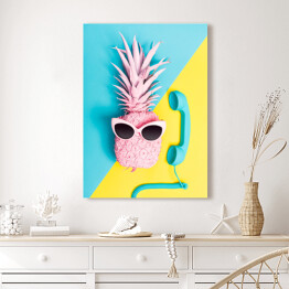 Obraz na płótnie Różowy ananas z okularami przeciwsłonecznymi i niebieskim telefonem