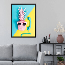 Obraz w ramie Różowy ananas z okularami przeciwsłonecznymi i niebieskim telefonem