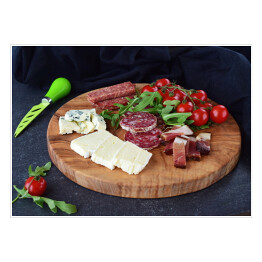 Deska do krojenia z drewna oliwnego z pomidorkami koktajlowymi, rukolą i serami i kiełbaskami