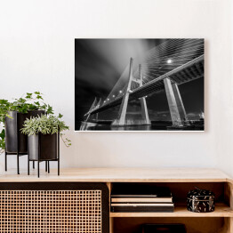 Obraz na płótnie Czarno białe ujęcie nowoczesnego mostu nocą