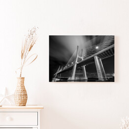 Obraz na płótnie Czarno białe ujęcie nowoczesnego mostu nocą