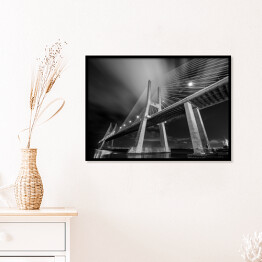 Plakat w ramie Czarno białe ujęcie nowoczesnego mostu nocą