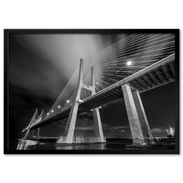 Plakat w ramie Czarno białe ujęcie nowoczesnego mostu nocą