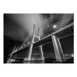 Plakat samoprzylepny Czarno białe ujęcie nowoczesnego mostu nocą