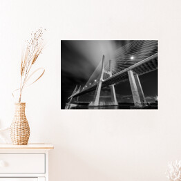 Plakat Czarno białe ujęcie nowoczesnego mostu nocą