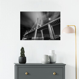 Plakat samoprzylepny Czarno białe ujęcie nowoczesnego mostu nocą