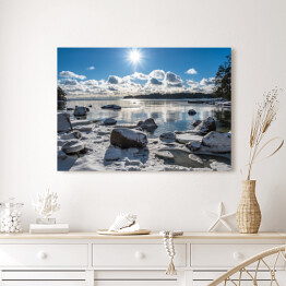 Obraz na płótnie Sceniczny krajobraz z jaskrawym słońcem nad morzem zimą, Finlandia