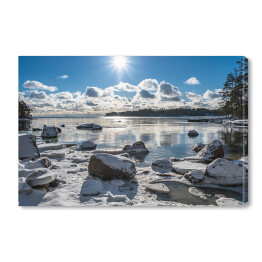 Obraz na płótnie Sceniczny krajobraz z jaskrawym słońcem nad morzem zimą, Finlandia