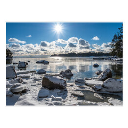 Plakat samoprzylepny Sceniczny krajobraz z jaskrawym słońcem nad morzem zimą, Finlandia
