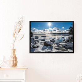 Obraz w ramie Sceniczny krajobraz z jaskrawym słońcem nad morzem zimą, Finlandia