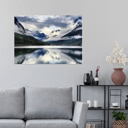 Plakat samoprzylepny Pochmurne niebo nad jeziorem, Norwegia