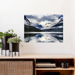Plakat samoprzylepny Pochmurne niebo nad jeziorem, Norwegia