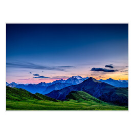 Plakat Śliczny zachód słońca nad rozwarstwionymi górami