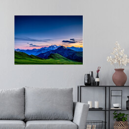 Plakat samoprzylepny Śliczny zachód słońca nad rozwarstwionymi górami