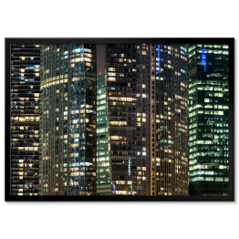 Plakat w ramie Świecące okna wieżowców w nocy