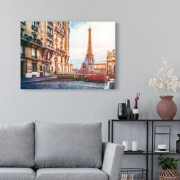  Wieża Eiffla w Paryżu, widok z maleńkiej ulicy