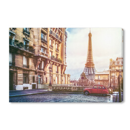 Obraz na płótnie Wieża Eiffla w Paryżu, widok z maleńkiej ulicy