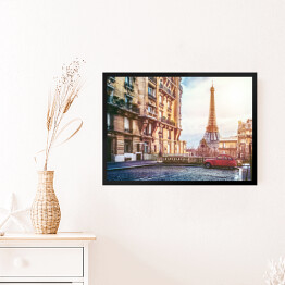 Obraz w ramie Wieża Eiffla w Paryżu, widok z maleńkiej ulicy