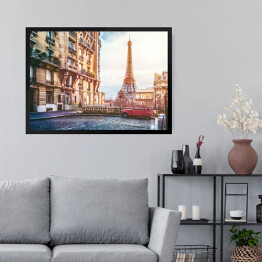 Obraz w ramie Wieża Eiffla w Paryżu, widok z maleńkiej ulicy