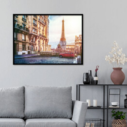 Plakat w ramie Wieża Eiffla w Paryżu, widok z maleńkiej ulicy