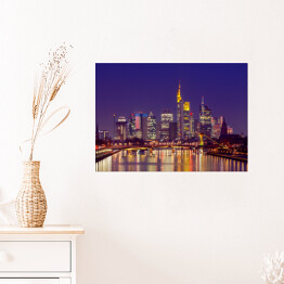 Plakat samoprzylepny Panorama Frankfurtu nocą z widokiem na drapacze chmur w centrum miasta