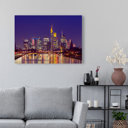Obraz na płótnie Panorama Frankfurtu nocą z widokiem na drapacze chmur w centrum miasta