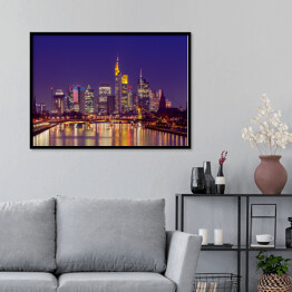 Plakat w ramie Panorama Frankfurtu nocą z widokiem na drapacze chmur w centrum miasta