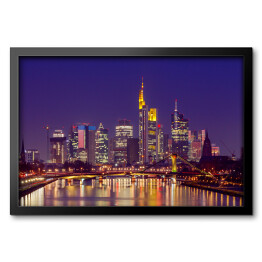 Obraz w ramie Panorama Frankfurtu nocą z widokiem na drapacze chmur w centrum miasta