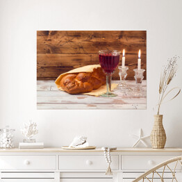 Szabat - kielich z winem i chlebem na drewnianym stole