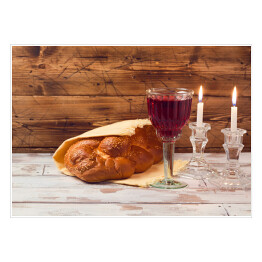 Plakat Szabat - kielich z winem i chlebem na drewnianym stole