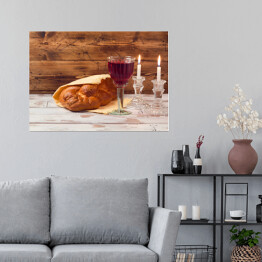 Plakat Szabat - kielich z winem i chlebem na drewnianym stole