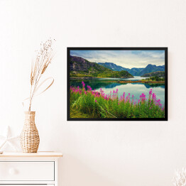 Obraz w ramie Widok na norweski fiord, skaliste wybrzeże, pochmurne błękitne niebo i kwitnące różowe kwiaty