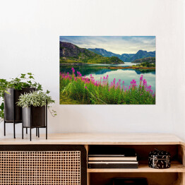 Plakat Widok na norweski fiord, skaliste wybrzeże, pochmurne błękitne niebo i kwitnące różowe kwiaty