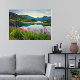 Plakat samoprzylepny Widok na norweski fiord, skaliste wybrzeże, pochmurne błękitne niebo i kwitnące różowe kwiaty