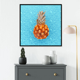 Plakat w ramie Ananas na niebieskim wzorzystym tle