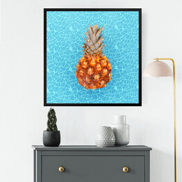 Obraz w ramie Ananas na niebieskim wzorzystym tle